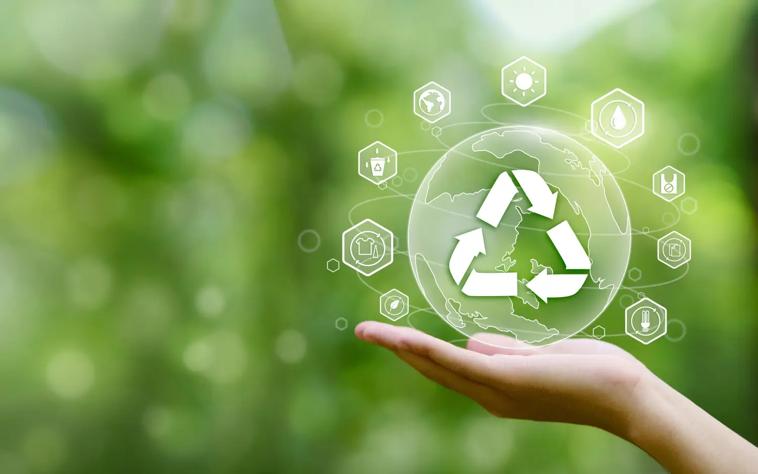Hand hält die Erde auf einem grünen Hintergrund mit Symbol recyceln in das Konzept der Wiederverwendung zu reduzieren recyceln rot Abfall. Null Abfall. Bewusster Konsum.
